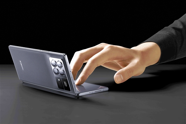 小米MIX Fold 3搭载骁龙8 Gen2领先版：玩游戏刷抖音 温度比iPhone更低