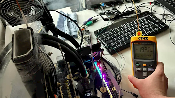 七彩虹iGame LAB RTX 4090刷新四项性能世界第一:3D负载暴超3.8GHz+