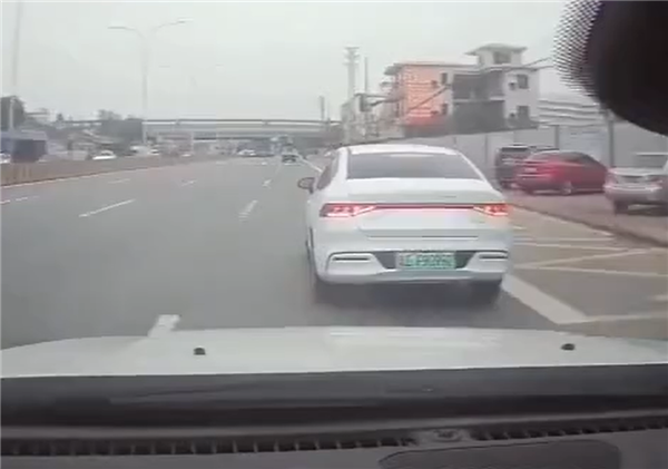 又菜又爱玩 加塞不成一路别车：结局笑出了声！