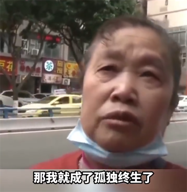 70岁阿姨参加超市免费赠纸活动结果微信被封 哭诉会孤独终老