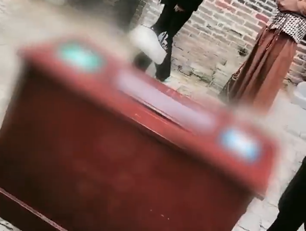 景区回应功德箱贴收款码：考虑到年轻人很少带现金 与时俱进