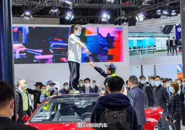 散了吧!特斯拉车顶维权女车主败诉:刹车失灵观点站不住脚 没任何证据证明