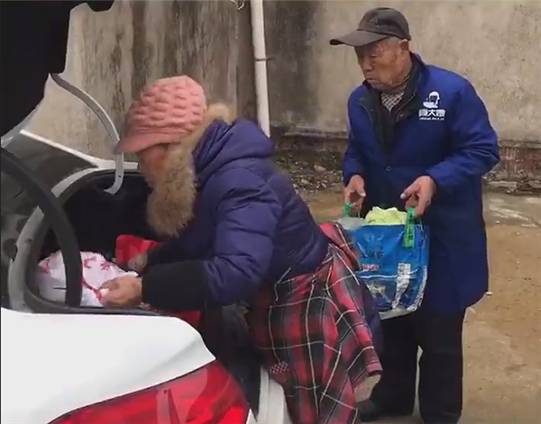 年后返程 后备箱被妈妈装了个菜市场：众多网友连称我也是