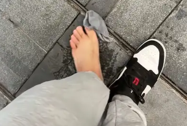 五一各地客流有多?男子去迪士尼被挤丢鞋大喊:我鞋呢 我不想玩了