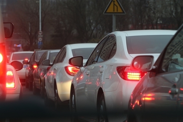 宝马车倒车连续碰撞多次 开成“碰碰车”