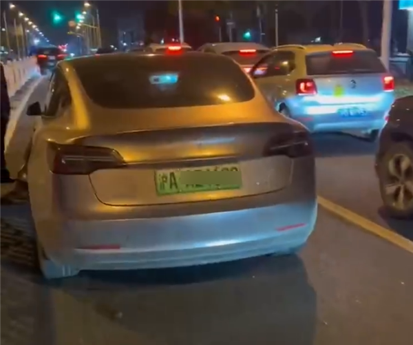 上海一特斯拉再现失控事故:成道路护栏“终结者”