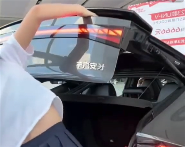 反向带货 长安汽车4S直播间上演“尾翼夹手”:女销售惨叫不已