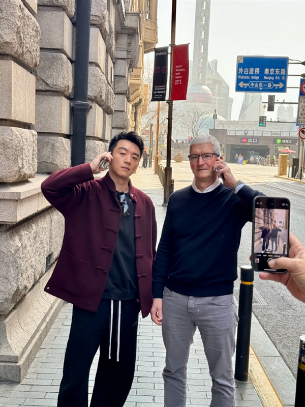 苹果CEO库克现身上海！与郑恺街拍合照 网友：梦幻联动