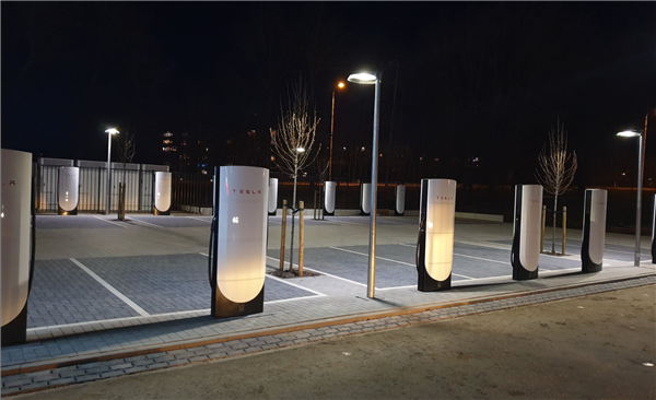 真不用羡慕油车了!特斯了V4超级充电桩落地:最高功率350kW