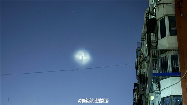 华北地区天空惊现UFO 博主科普：大概率是美国猎鹰9号火箭