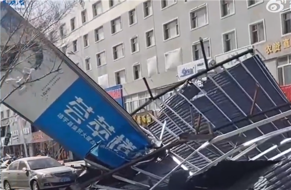 吉林一地广告牌被大风吹落多辆汽车被砸:车险能赔吗?科普来了