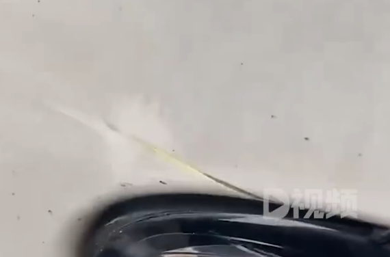 轿车行驶被风筝线切割露出铁皮 车主后怕:骑车能伤到脖子