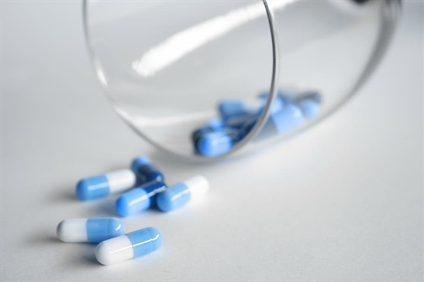 老人两天吃掉24颗连花清瘟胶囊 网友：正常用量、不用担心