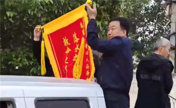 男孩掉入黄河被救 家长抬羊登门拜谢 网友:知恩图报的正确打开方式