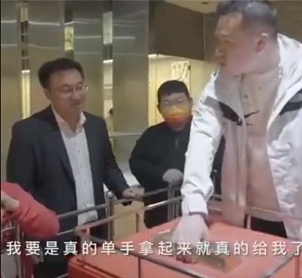 山东招远文旅局出奇招:单手拿起50斤金砖就送 价值1000多万