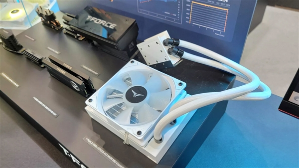 PCIe 5.0 SSD散热愈发离谱:十铨推出120mm水冷散热器