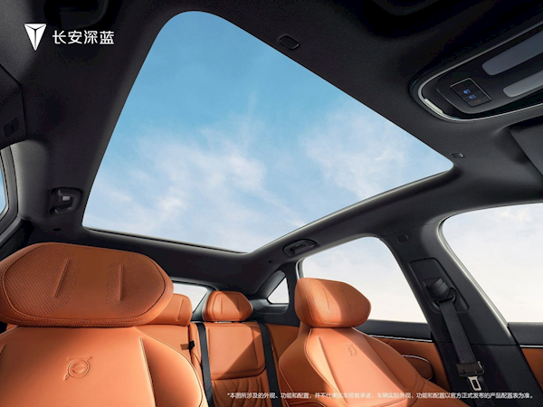 长安深蓝全新中型SUV S7亮相:仪表盘“消失”