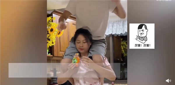 夫妻合作换灯泡妻子全程驮着丈夫 视频爆火：网友感慨称太幸福