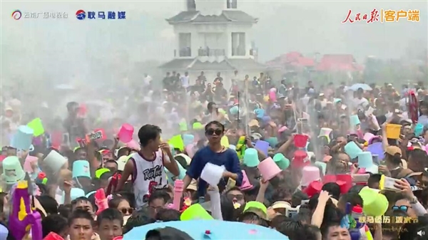 云南泼水节白天是热闹夜晚是浪漫:市民游客共狂欢
