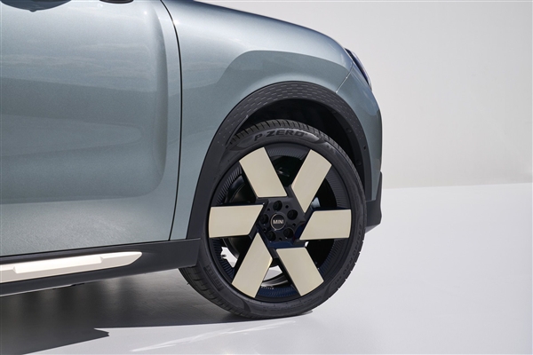 宝马展示新一代纯电Mini