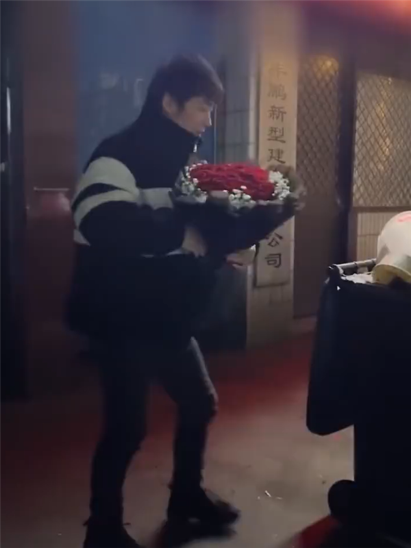 男子垃圾桶旁捡玫瑰送妻子 网友佩服:都是过日子的人