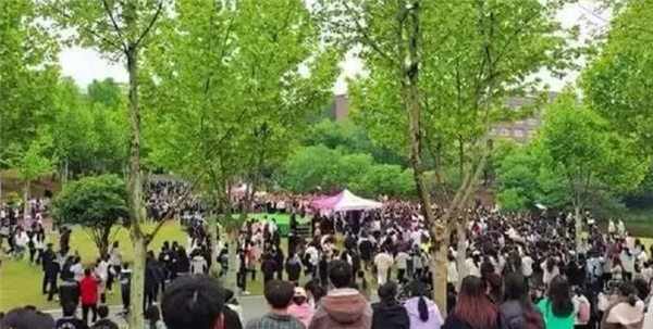 刘畊宏回应2万名学生寒风中等待被鸽 当天行程未确定:网友质疑
