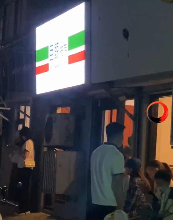 宝马冰淇淋事件后 徐州一餐厅被吐槽优先安排外国人:店员称他们听不懂中文