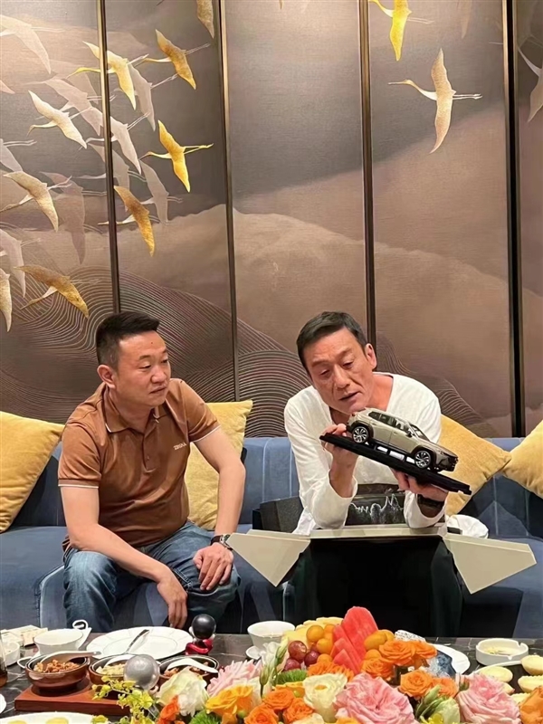 经典重现!梁家辉把玩马自达CX-50行也车模 网友:别坐、堵车