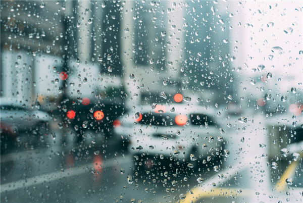 男子考科三遇暴雨冒雨绕车一周 网友：这驾照终身难忘