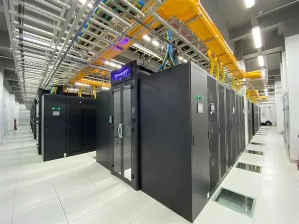 680亿亿次算力！中国移动武汉智算中心开放：一台GPU服务器