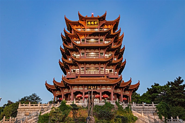 乘客出地铁黄鹤楼站的统一姿势:集体反站拍摄绝美夜景