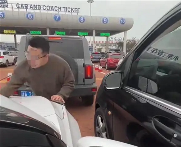 “奔驰车主插队砸车”同款车贴上线 商家：卖的非常火爆