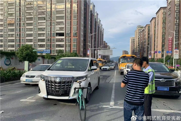 未上牌丰田埃尔法追尾自行车:车头直接凹陷成V型