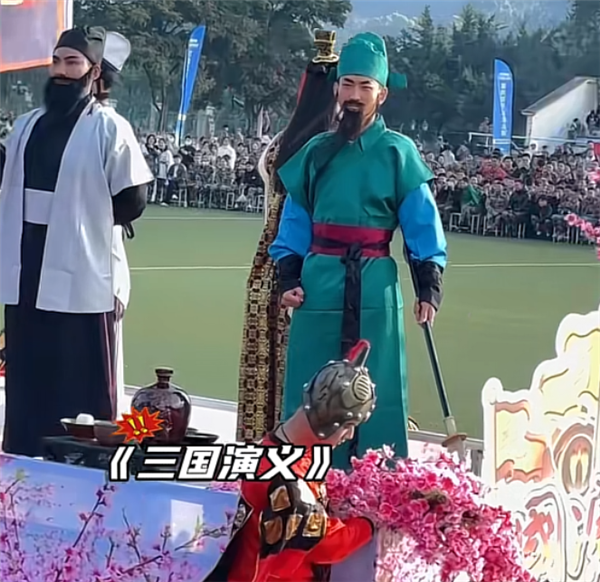 高校运动会上演《四大名著》 网友：整活儿还得看00后