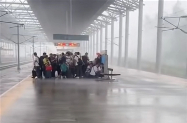 乘客雨中后车 高铁站台为什么不能打伞上热搜:官方说明