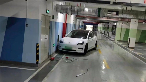 特斯拉连续踩刹车4次没用 20年女司机地库惨撞车:到底什么情况?