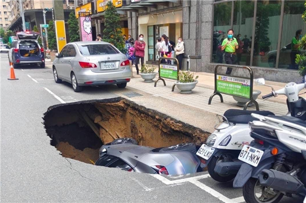 特斯拉Model Y地陷掉进坑里:保险不赔、小哥欲哭无泪