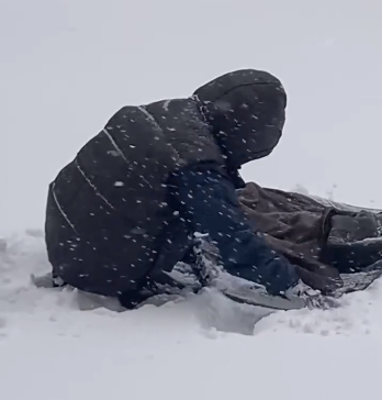 哈尔滨大妈雪地干洗呢子大衣：特别省钱 非常科学