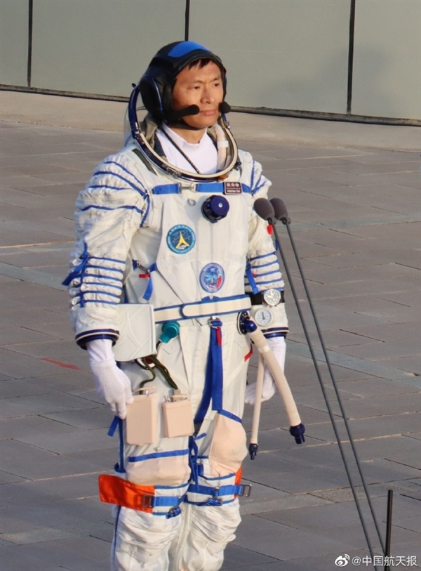 神舟十六发射成功!03 你还有七个学生没毕业:网友点赞导师到太空跑数据去了