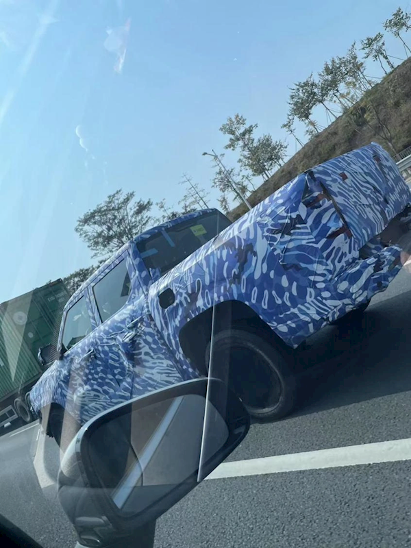 比亚迪全新皮卡现身：前脸超硬核