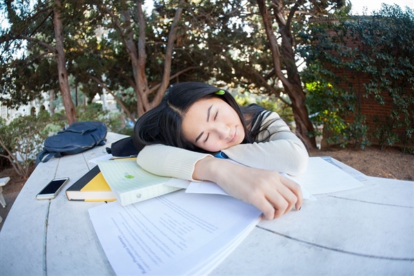 代表建议在中小学推行趴睡变躺睡：保证高质量午休