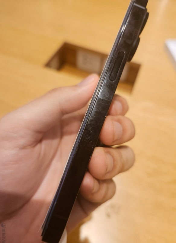到手还没半年!iPhone电池被曝出现严重鼓包现象:这俩机型要注意了