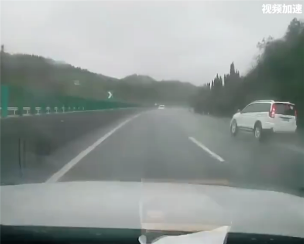 高速公路“见缝插针”超车致事故 司机:我莽撞了