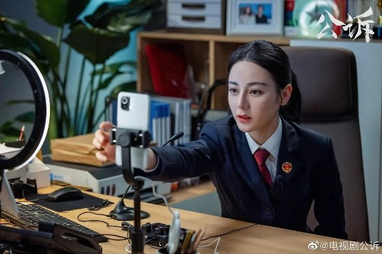 美女明星迪丽热巴回应脸不像检察官 本人回应:我长得太有特点