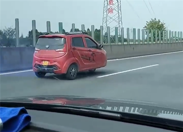 一老年代步三轮车高速路狂飙：大众车速95km/h勉强跟上