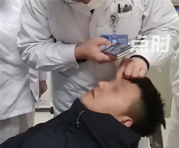男子左眼皮异常抖动有虫游走:暂无治疗方案