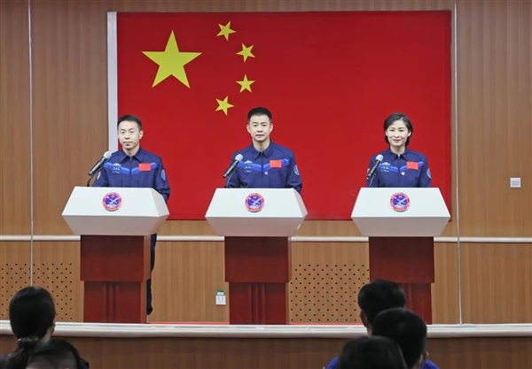 英雄航天员!恭喜陈冬、刘洋、蔡旭哲