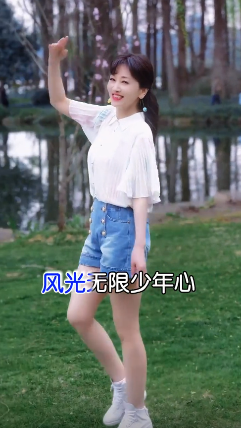 70岁赵雅芝踏青 短裤白衫引网友惊叹：真不老女神