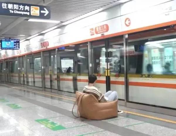 杭州一男子坐地铁自带沙发 怎么过的安检?地铁回应