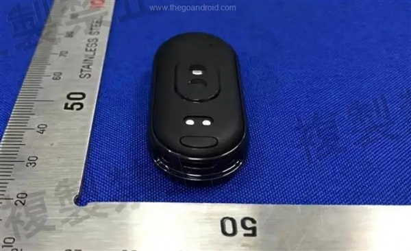 终于来了!小米手环8“证件照”外形公布:首用分体快拆腕带